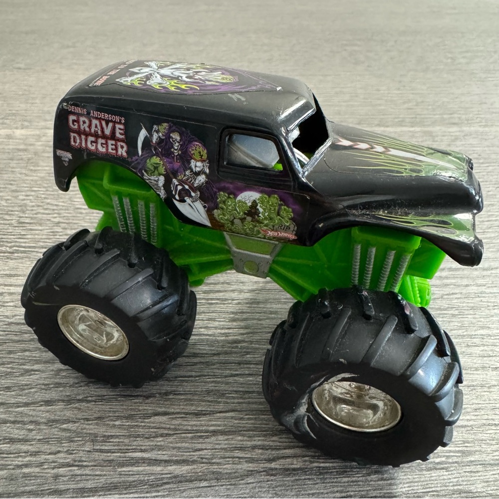 Monster Truck 2005 Mattel J3179 Grave Digger Green Black Toy Collectible